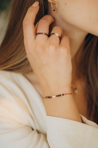 Bransoletka-Rosalie-na-nici-jedwabnej-z-perelka-i-granatem.jpg