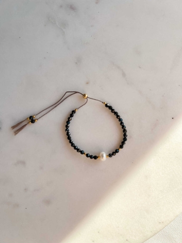 Bransoletka-Simple-Elegant-na-nici-jedwabnej-z-perla-i-czarnymi-kamieniami-spinelu.jpg
