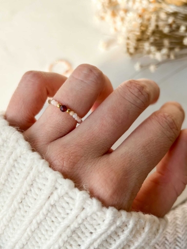 Pierscionek-elastyczny-z-kamieni-naturalnych-rozowy-Lucia-Pierscionek-dla-Siostry.jpg