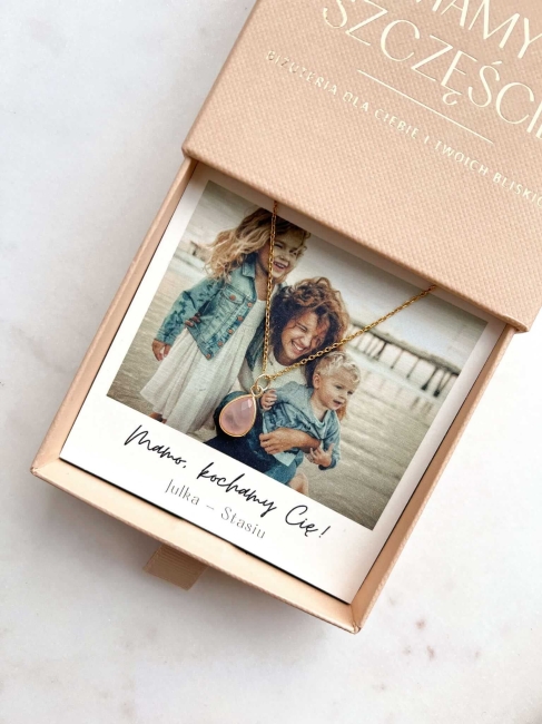 Naszyjnik-z-rozowym-kamieniem-Rose-personalizowany-prezent-ze-zdjeciem-na-dzien-mamy-4.jpg