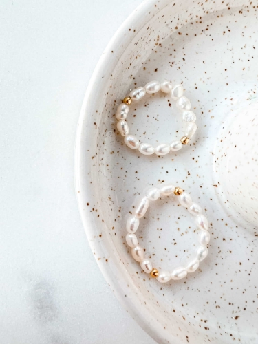 pierścionek elastyczny z pereł.jpg