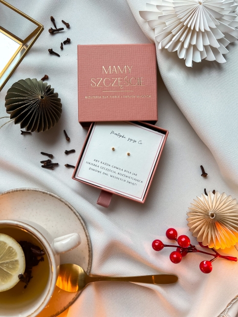 MINIMALISTYCZNE KOLCZYKI NA ŚWIĘTA Z DEDYKACJĄ.jpg